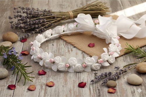 Ozdobne listki nadają wiankowi naturalności i subtelnego charakteru.