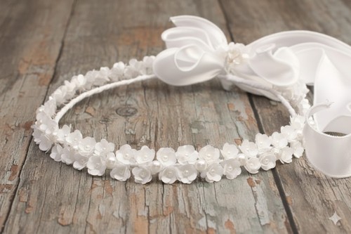 Subtelne perełki nadają wiankowi elegancji i spokojnego charakteru.