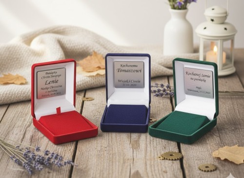 Ozdobne pudełko prezentowe z grawerowaną tabliczką