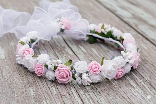 Różowo-białe różyczki tworzą romantyczną, bardzo elegancką kompozycję.