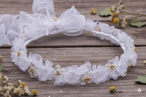 Kryształki delikatnie odbijają światło, podkreślając uroczystość.