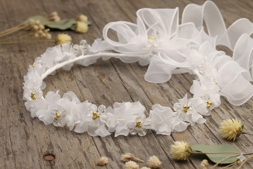 Subtelne złote akcenty nadają wiankowi wyjątkowego charakteru.