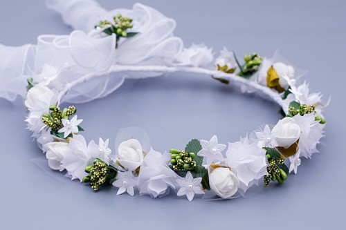 Białe kwiaty z zielonymi pączkami tworzą naturalną, lekką kompozycję.