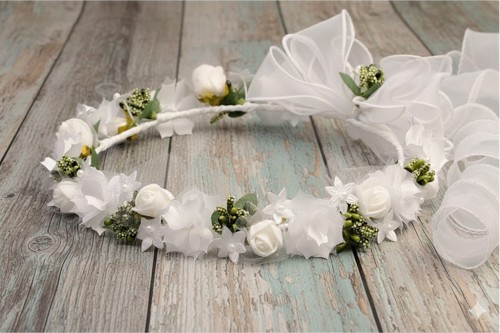 Zwiewna kokarda z organzy podkreśla uroczysty charakter ozdoby.