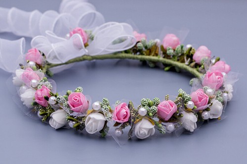 Pudrowo-różowe i białe różyczki tworzą delikatną, dziewczęcą kompozycję.