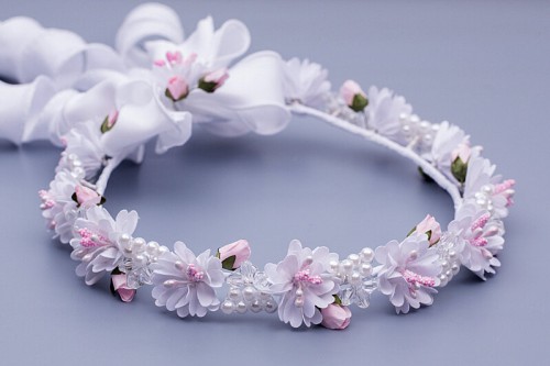 Drobne białe kwiaty tworzą lekką, elegancką kompozycję komunijną.