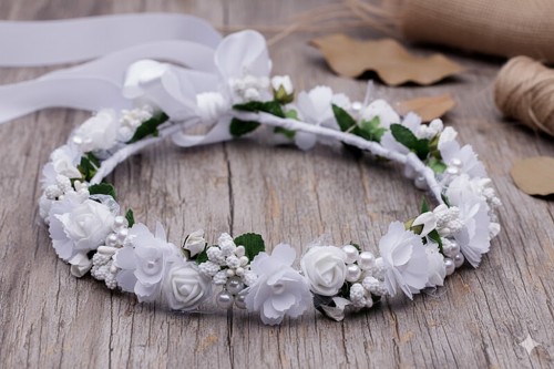 Satynowa kokarda z wstążkami stanowi ponadczasowe wykończenie całości.