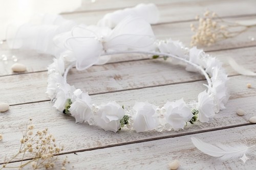 Subtelne perełki i kryształki delikatnie odbijają światło.