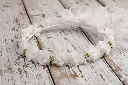 Zielone pączki nadają wiankowi świeżości i naturalnego charakteru.