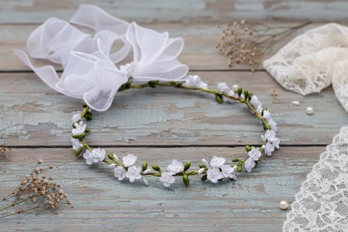 Smukła forma wianka podkreśla minimalistyczny styl komunijny.