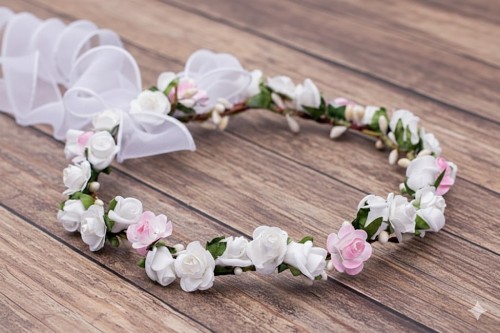 Zwiewna kokarda z organzy dodaje całości elegancji.