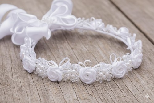 Gładka satynowa kokarda stanowi ponadczasowe wykończenie.