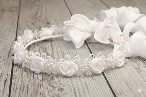 Perełki i kryształki dodają subtelnego, sakramentalnego blasku.