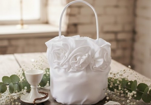 Czysta biel idealnie komponuje się z sukienką komunijną.