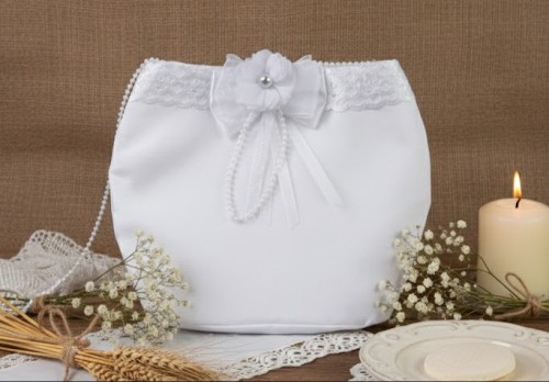 Kwiat z perełką dodaje subtelnej elegancji.