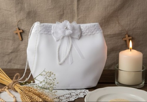 Tiulowe wstążki i perłowy sznureczek nadają lekkości.