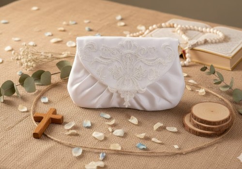 Klasyczna kopertówka w czystej bieli.