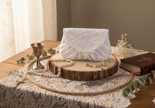 Delikatne marszczenie dodaje lekkości formie.