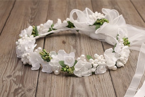 Zwiewna kokarda z organzy pięknie podkreśla uroczysty charakter.