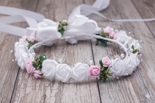 Perełki i zielone pączki dodają subtelnego blasku i naturalności.