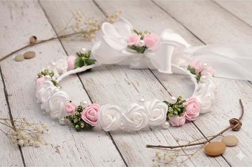 Delikatna kolorystyka pięknie komponuje się z białą sukienką.