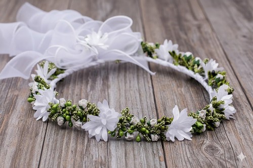 Lekka forma wianka pięknie podkreśla komunijną stylizację.