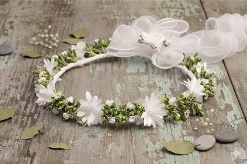 Zwiewna kokarda z organzy dodaje delikatności i elegancji.