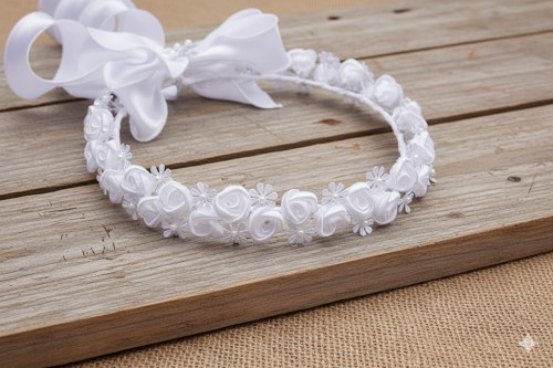 Drobne kwiatuszki nadają wiankowi lekkości i subtelności.