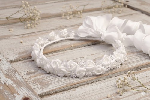 Klasyczna kokarda podkreśla uroczysty charakter stylizacji.