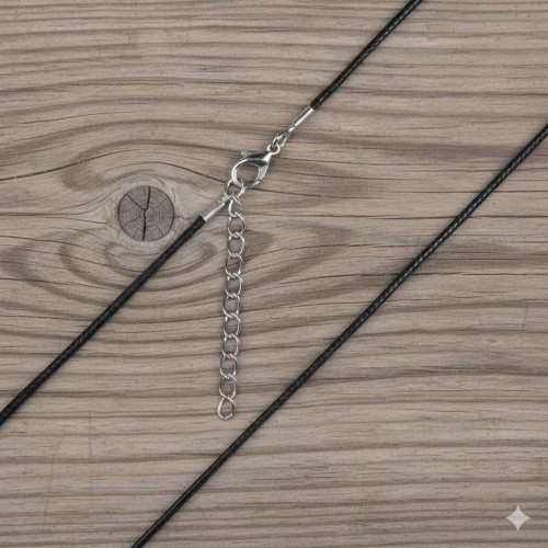 Naturalny jaspis ceniony za trwałość i symbolikę stabilności oraz ochrony.