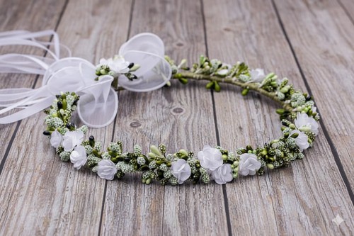 Smukła forma wianka podkreśla lekkość komunijnej stylizacji.