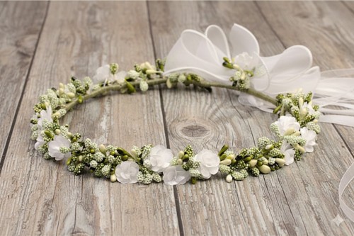 Zwiewna kokarda z organzy dodaje delikatności i elegancji.