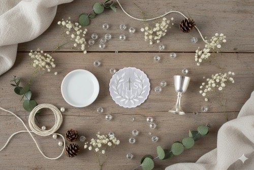 Precyzyjny haft komputerowy w jasnej kolorystyce.