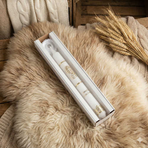 Świeca z okapnikiem chroniącym przed kapiącym woskiem.