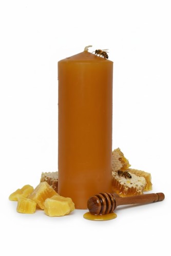 Świeca woskowa w kształcie klasycznego słupka.