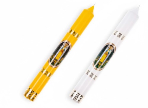 Duża gromnica z wizerunkiem Matki Bożej Gromnicznej.