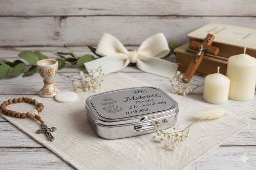 Komunijne pudełeczko w kolorze srebrnym z imieniem i datą.