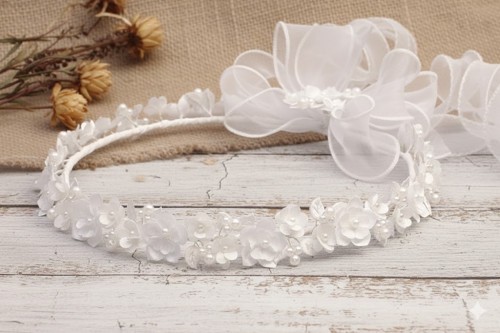 Zwiewna kokarda z organzy pięknie prezentuje się na zdjęciach.