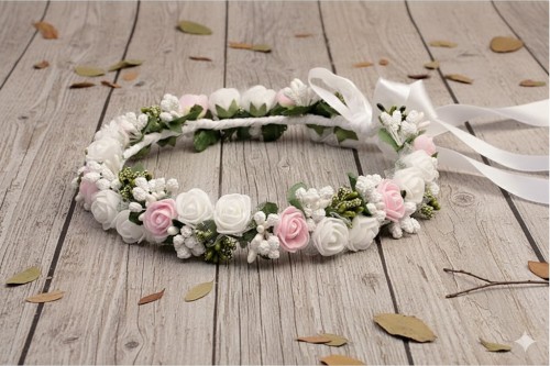 Subtelne perłowe akcenty delikatnie podkreślają uroczystość stylizacji.