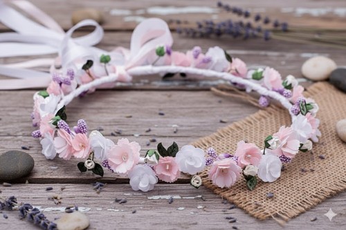 Subtelne lawendowe akcenty delikatnie przełamują kolorystykę.