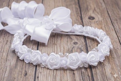 Pełne białe różyczki tworzą klasyczną, elegancką kompozycję.