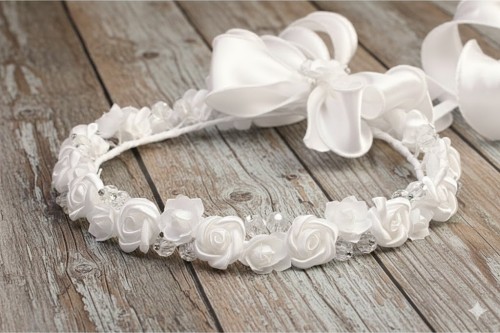 Pełne białe różyczki tworzą klasyczną, elegancką kompozycję.