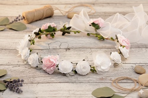 Zwiewna kokarda z organzy podkreśla uroczysty charakter.