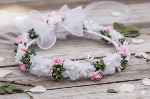 Zielone akcenty subtelnie podkreślają naturalny charakter wianka.