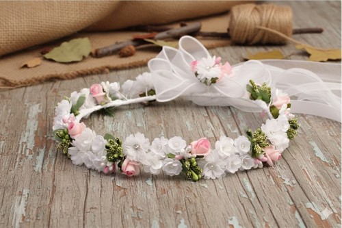 Zwiewna kokarda z organzy dodaje lekkości i elegancji.