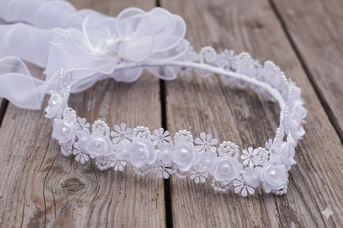 Gęste perłowe zdobienia nadają wiankowi uroczystego charakteru.