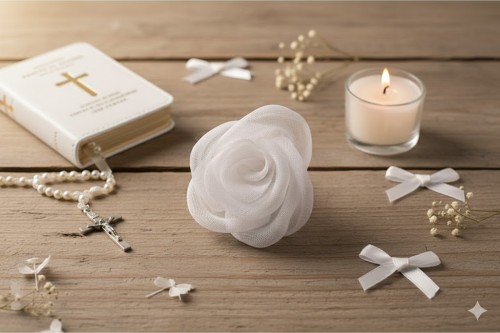 Tiulowy kwiat w czystej bieli tworzy zwiewną ozdobę komunijną.