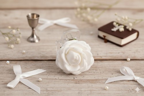 Piankowa róża w czystej bieli tworzy naturalną ozdobę komunijną.