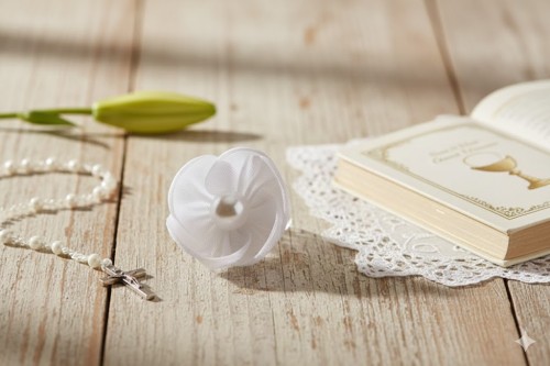 Miękko ułożone płatki nadają przypince harmonijną formę.