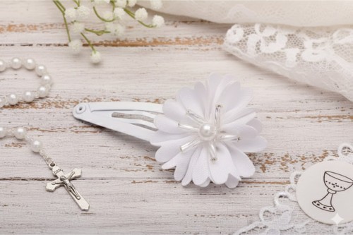 Transparentne pręciki nadają wsuwce subtelnego blasku.